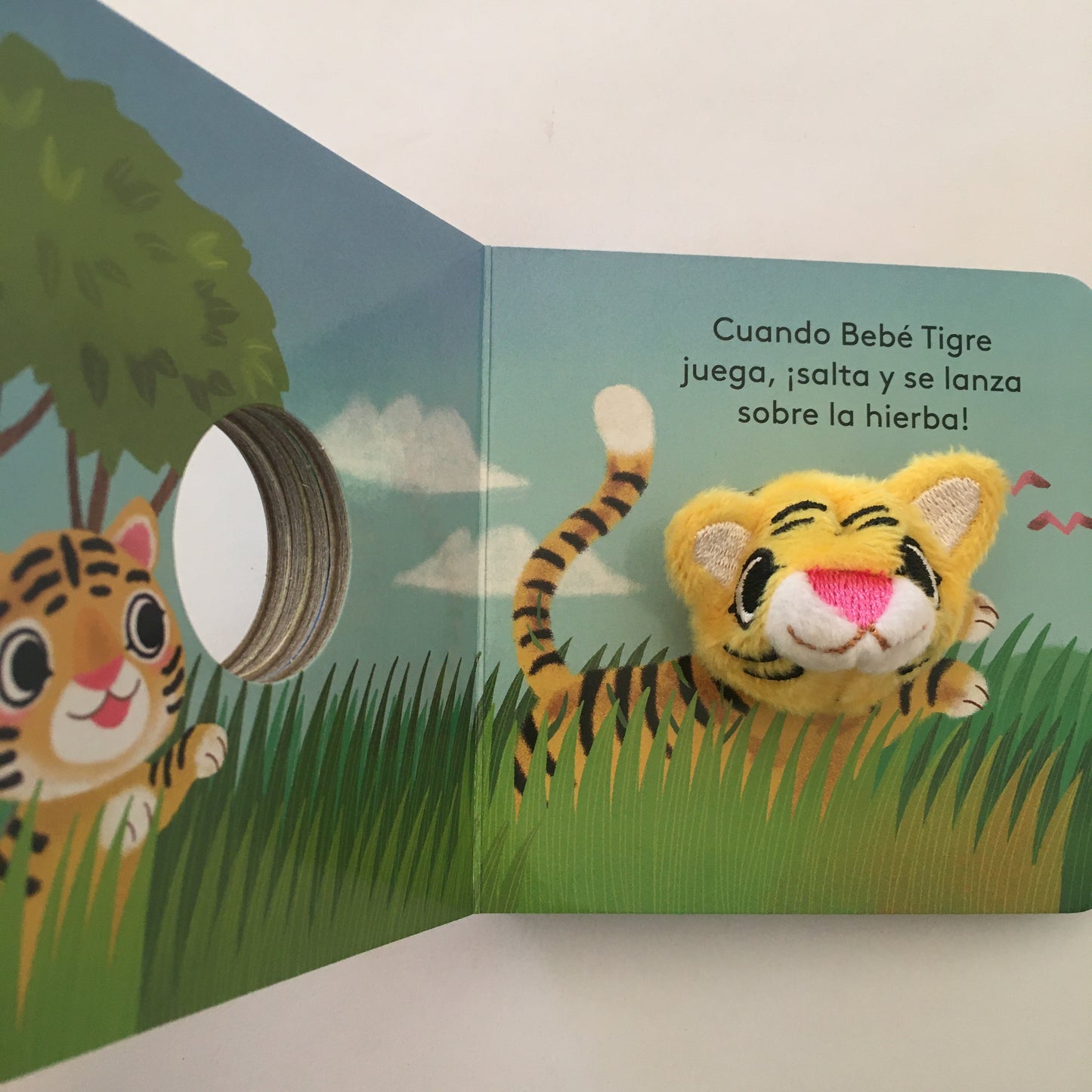 Libro con títere de dedo. Bebé tigre