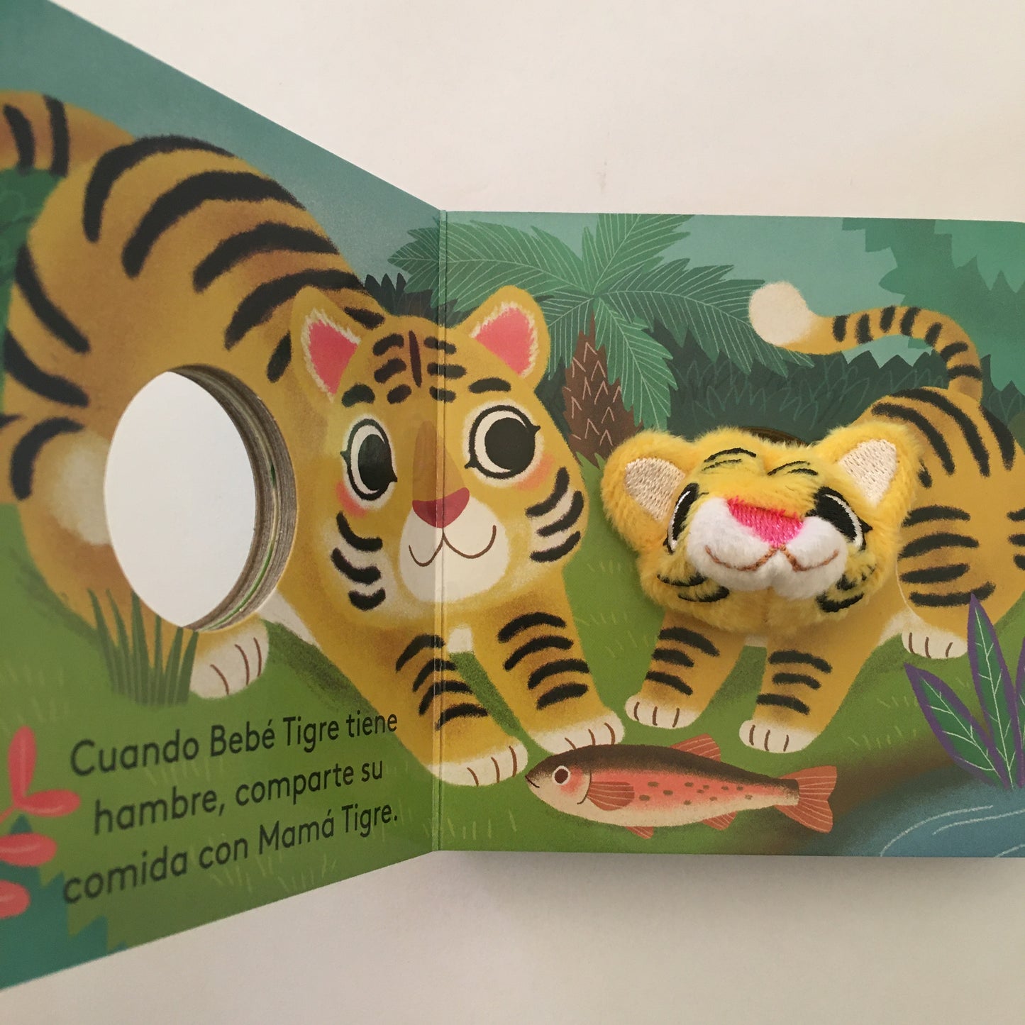 Libro con títere de dedo. Bebé tigre